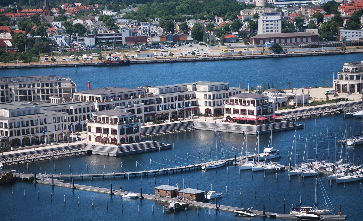 Blick auf das große Gewässer der Yachthafenresidenz Hohe Düne, perfekt für Wassersport und Entspannung.