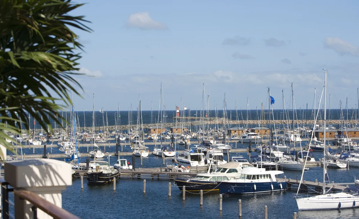 Das klare, blaue Wasser im Yachthafenresidenz Hohe Düne lädt zum Entspannen und Genießen ein.