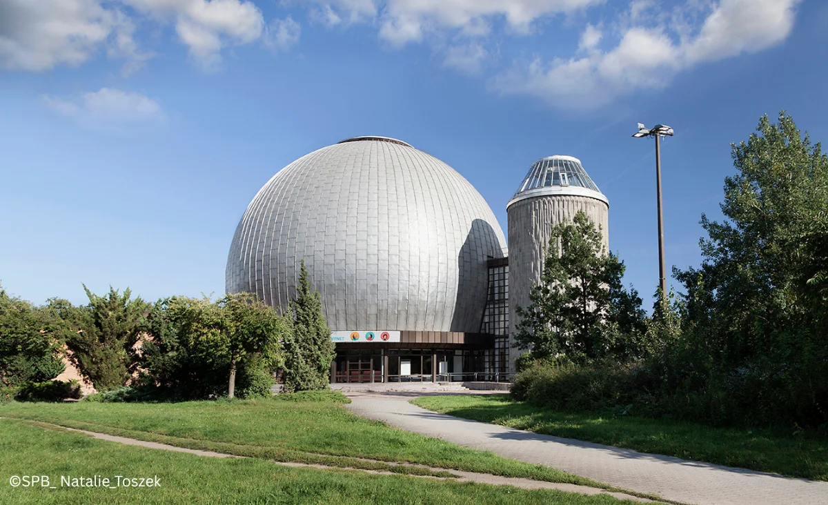 Zeiss-Großplanetarium in Berlin, ein beeindruckendes Gebäude mit einer auffälligen Kuppel.