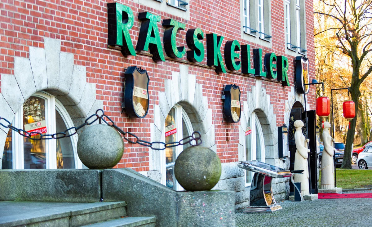 Rotes Backsteingebäude von Zhou's Fine im Ratskeller Reinickendorf.