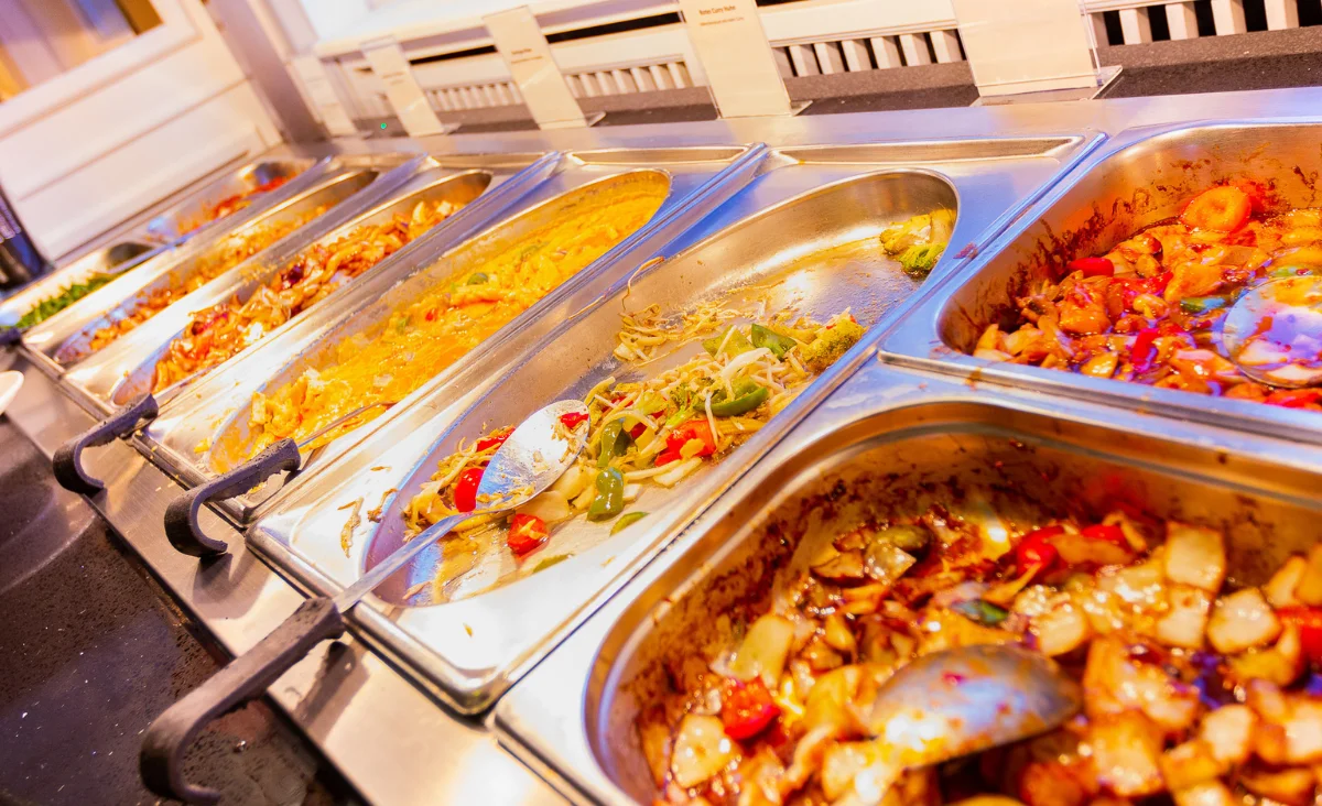 Buffetlinie mit einer Vielzahl asiatischer Gerichte im Zhou's Five im Ratskeller Reinickendorf.