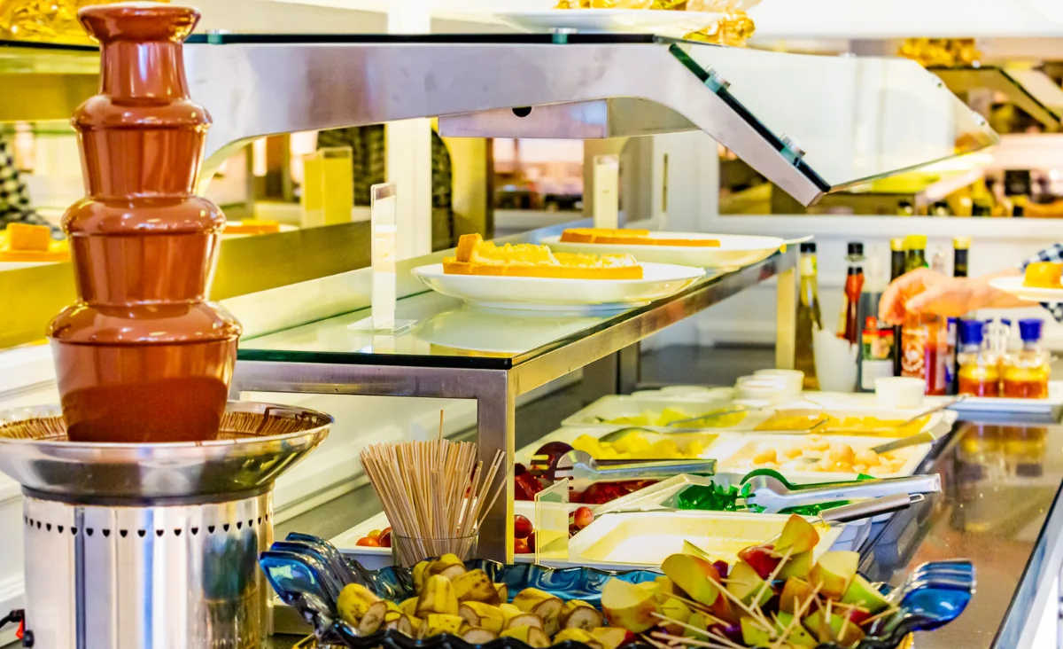 Buffet mit einer Vielzahl asiatischer Gerichte im Restaurant Zhou's Five im Ratskeller Reinickendorf.