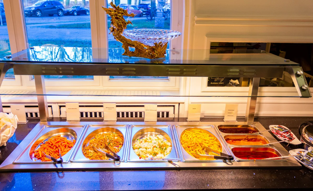 Buffetlinie mit einer Vielzahl asiatischer Gerichte im Zhou's Five Restaurant in Reinickendorf.