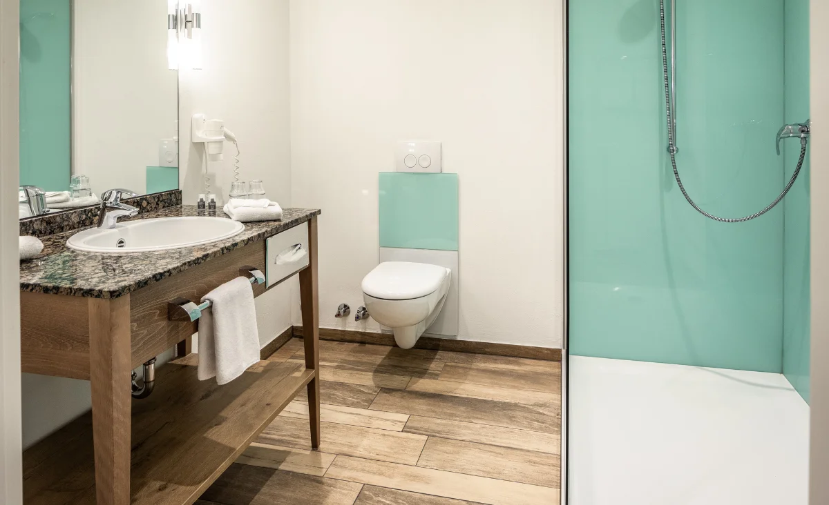 Badezimmer im Mühl Vital Resort in Bad Lauterberg mit Dusche und Waschbecken.