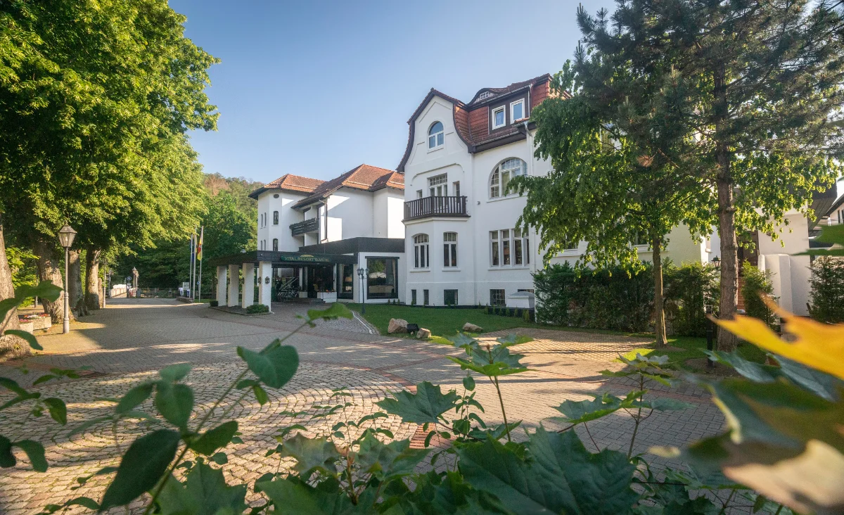 Das Mühl Vital Resort in Bad Lauterberg, ein modernes Hotelgebäude umgeben von Natur.
