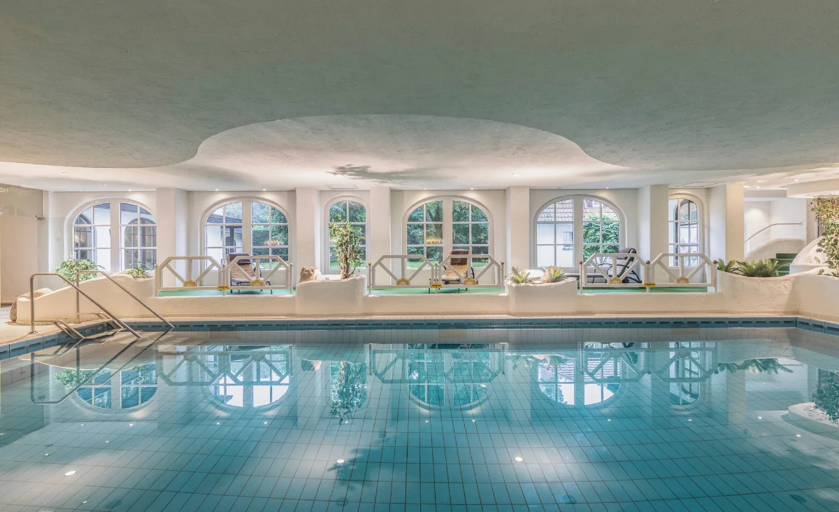 Großes Hallenbad im Mühl Vital Resort in Bad Lauterberg, umgeben von modernen Einrichtungen und entspannender Atmosphäre.