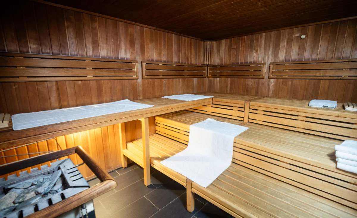 Sauna-Raum im Mühl Vital Resort in Bad Lauterberg mit Holzbank und Handtüchern.