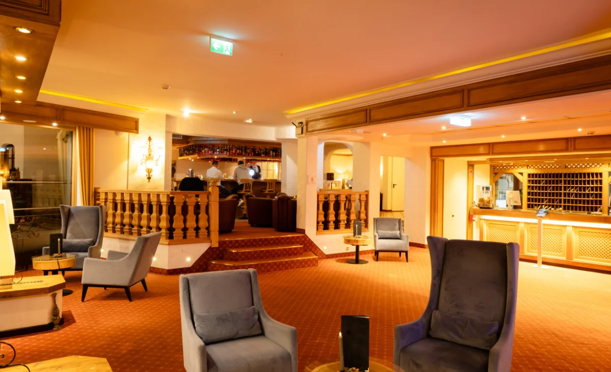 Großer Raum mit einer Bar im Mühl Vital Resort in Bad Lauterberg.