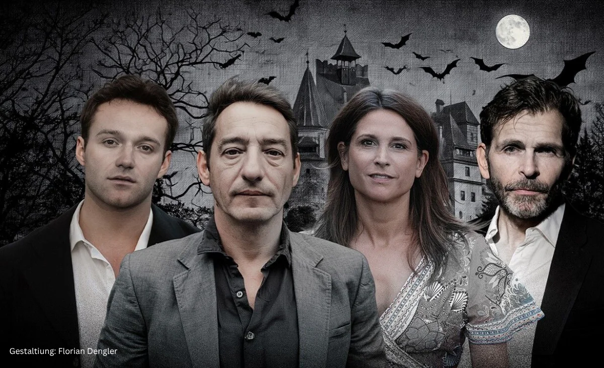 Vier Personen stehen nebeneinander vor einer düsteren Kulisse mit Schloss, kahlen Bäumen, Fledermäusen und Vollmond. Die Kleidung wirkt modern und gepflegt, eine Person trägt ein gemustertes Kleid, die anderen Anzüge oder Hemden. Im Hintergrund ist das Schloss im Stil eines Spukschlosses gehalten, passend zum Theaterstück »Dracula – Blutige Anfänger« an der Komödie am Kurfürstendamm in Berlin. Unten links steht der Name des Gestalters.