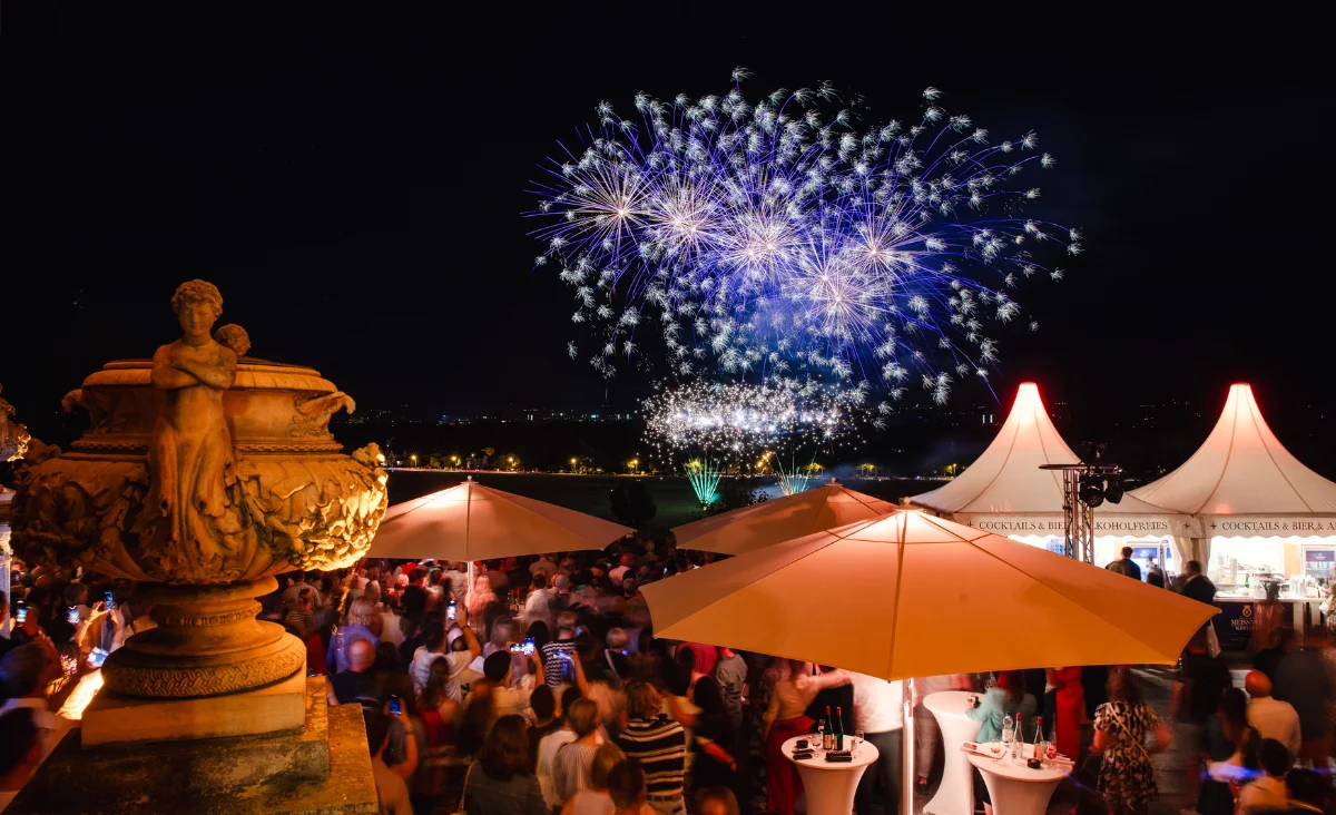 Zelten bei der Dresdner Schlößernacht, umgeben von festlicher Atmosphäre und Feuerwerk.