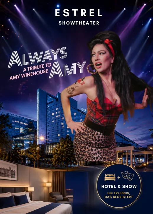 Sängerin in rotem Kleid und schwarzer Perücke mit Hochsteckfrisur steht auf Bühne vor Band und Publikum im Estrel Showtheater Berlin bei Amy Winehouse Tribute Show