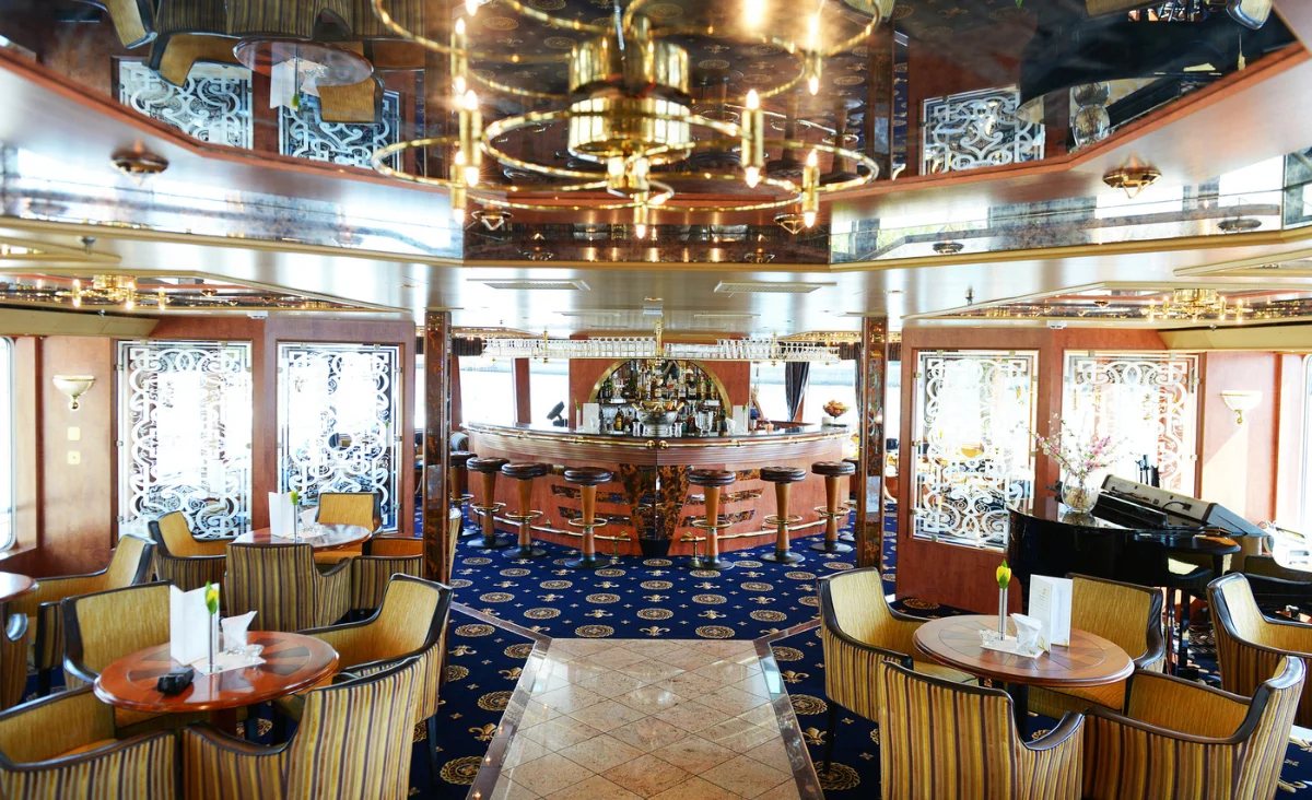 Gemütlicher Speisesaal auf der MS Thurgau Saxonia mit Tischen und Stühlen, bereit für die Gäste der Flusskreuzfahrt Berlin Stettin.