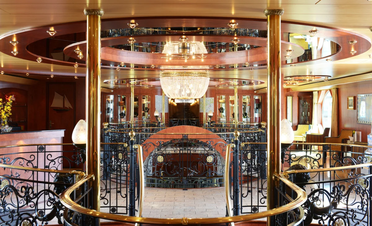 Eine gemütliche Bar mit einem Klavier in der Mitte, ideal für entspannte Abende auf der Flusskreuzfahrt Berlin Stettin an Bord der MS Thurgau Saxonia.