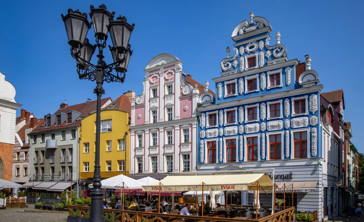 Alte, farbenfrohe Häuser in Polen, die die charmante Altstadt prägen und zum Erkunden einladen bei der Flusskreuzfahrt Berlin Stettin.