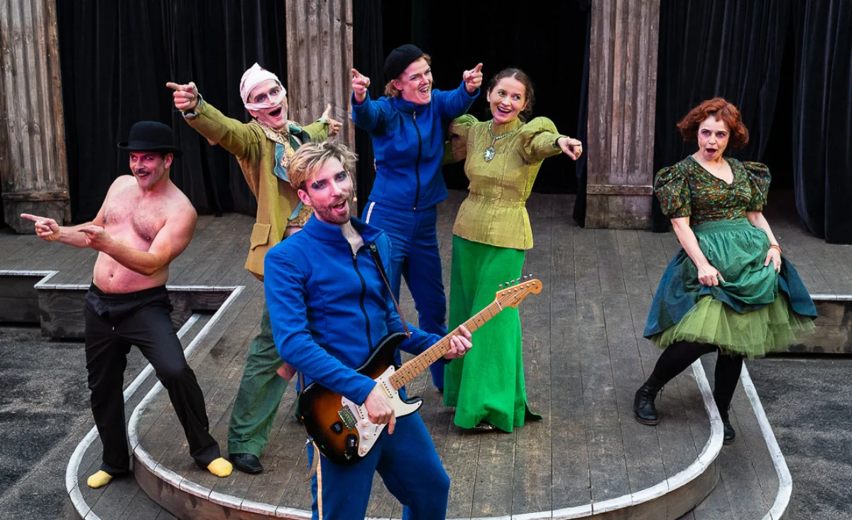Schauspieler auf einer Bühne des Monbijou Theaters Berlin posieren lebhaft