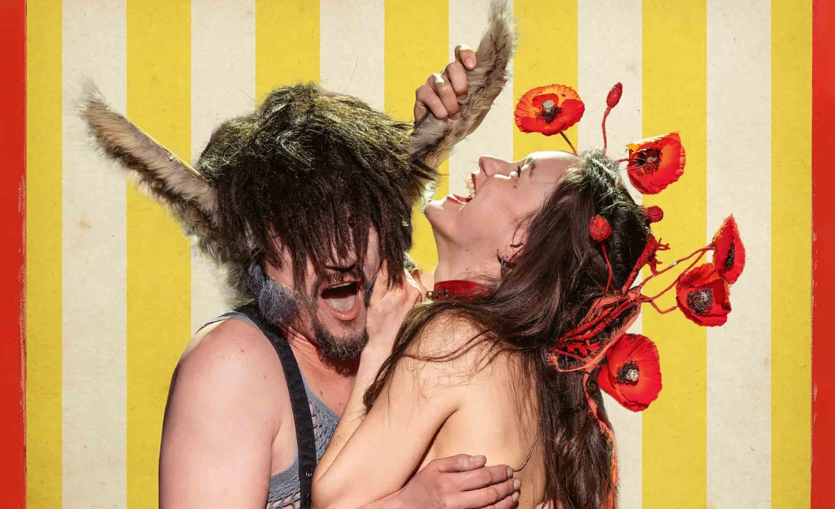 Zwei Schauspieler in auffälligen Kostümen. Scene aus Ein Sommernachtstraum in Monbijou Theater Berlin