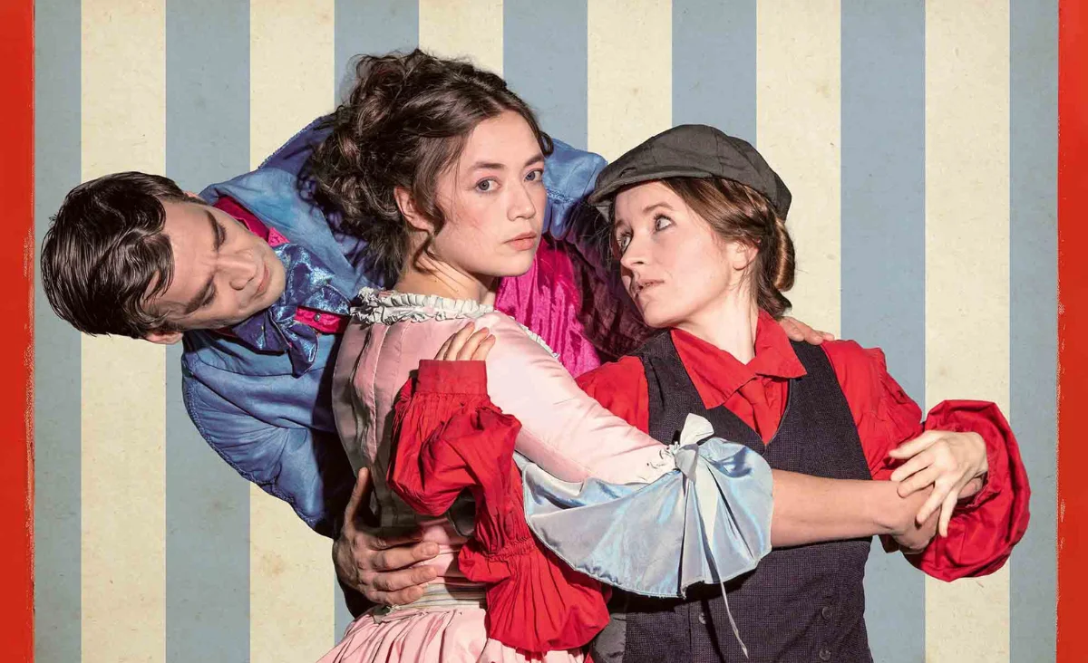 Drei Schauspieler in auffälligen Kostümen. Scene aus Was ihr wollt in Monbijou Theater Berlin