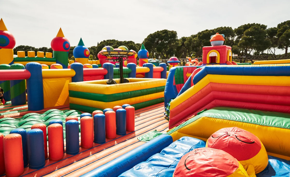 Spielgeräte mit Hindernissen in einem Fun Box Park
