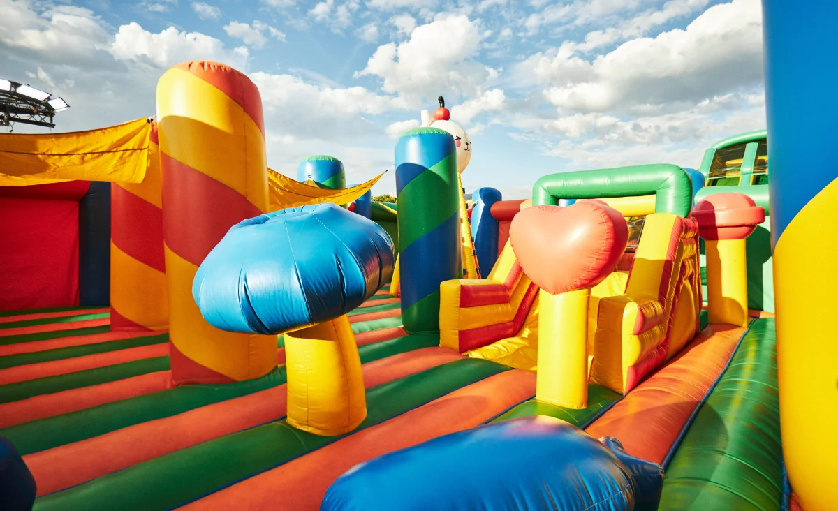 Spielgeräte mit Hindernissen in einem Fun Box Park