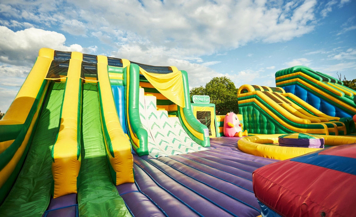 Bunte aufblasbare Spielgeräte in einem Fun Box Park