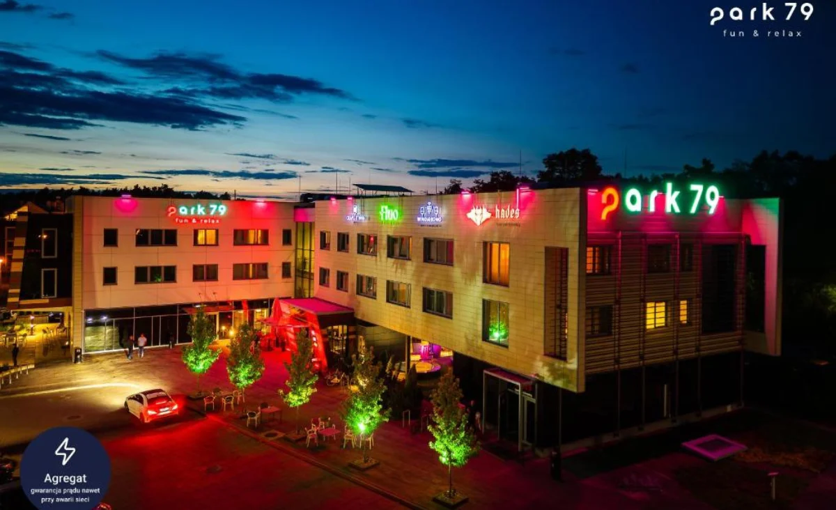 Das Grape Town Hotel in Zielona Góra, ein modernes Gebäude mit Glasfassade und einladendem Eingangsbereich.