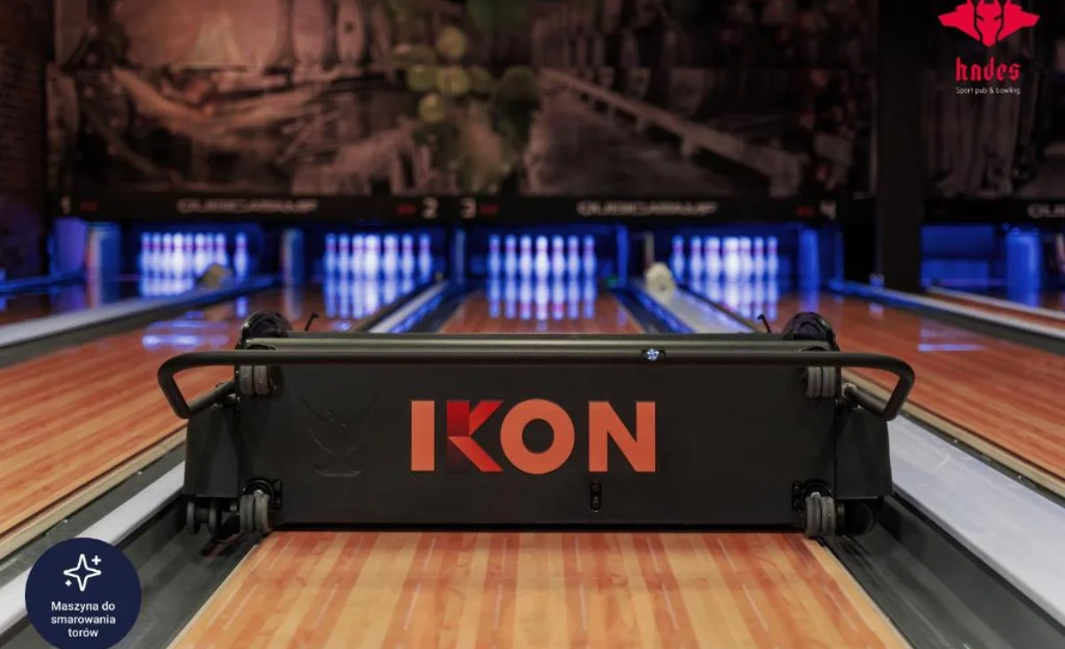 Eine Bowlingkugel liegt auf einer Bowlingbahn im Grape Town Hotel in Zielona Góra.