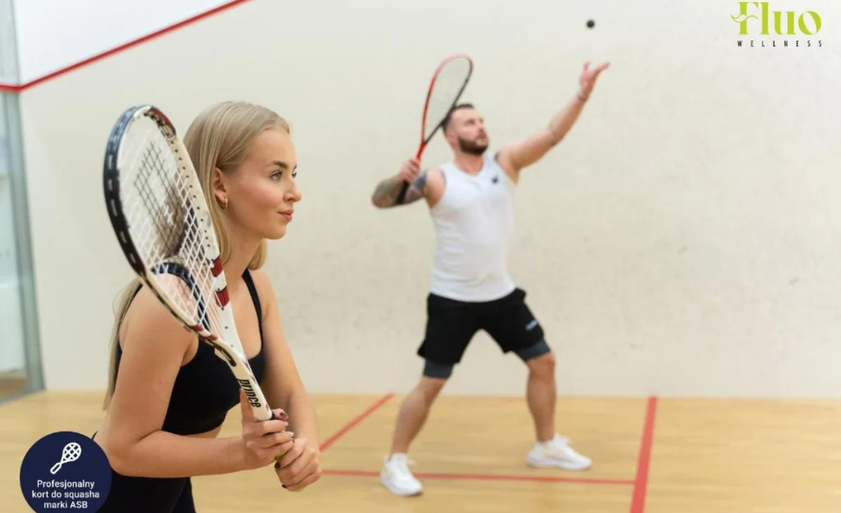 Squashplatz im Fitnessstudio des Grape Town Hotels in Zielona Góra, mit Wänden und einem Spielfeld in der Mitte.