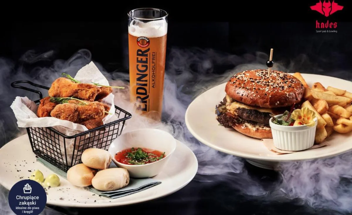 Ein Teller mit einem saftigen Burger und knusprigen Pommes frites im Grape Town Hotel in Zielona Góra.