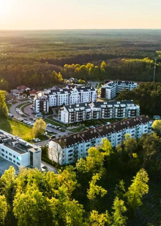 Luftaufnahme eines großen Apartmentkomplexes, Grape Town Hotel in Zielona Góra, umgeben von Grünflächen.