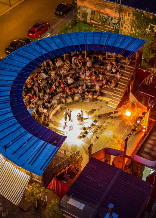 Monbijou Theater in Berlin von oben mit Sicht auf die Bühne und Tribühne.