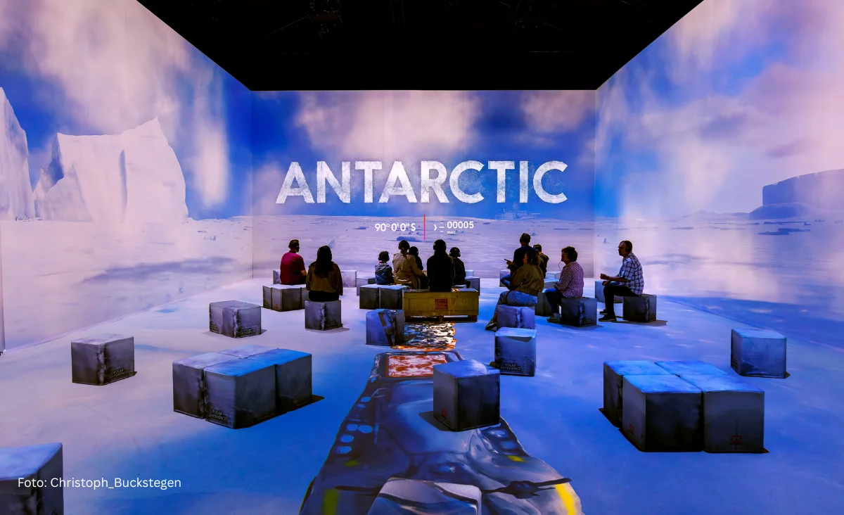 Projektion der Antarktis-Landschaft und dem Schriftzug 'ANTARCTIC' an der Wand