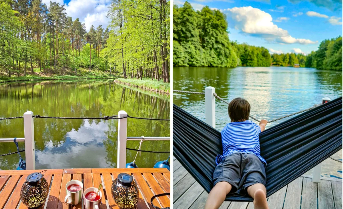 Links Blick von einem Holzdeck auf einen ruhigen Fluss mit grünen Bäumen am Ufer, rechts ein Kind in blauer gestreifter Kleidung liegt auf einer Hängematte über dem Wasser