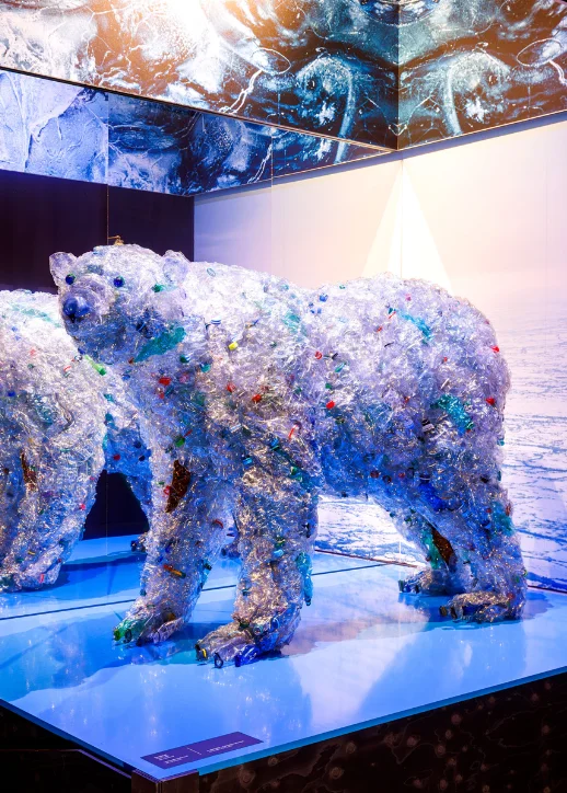Skulptur eines Eisbären aus transparentem Material bei der Immersive Ausstellung “Polar Experience”