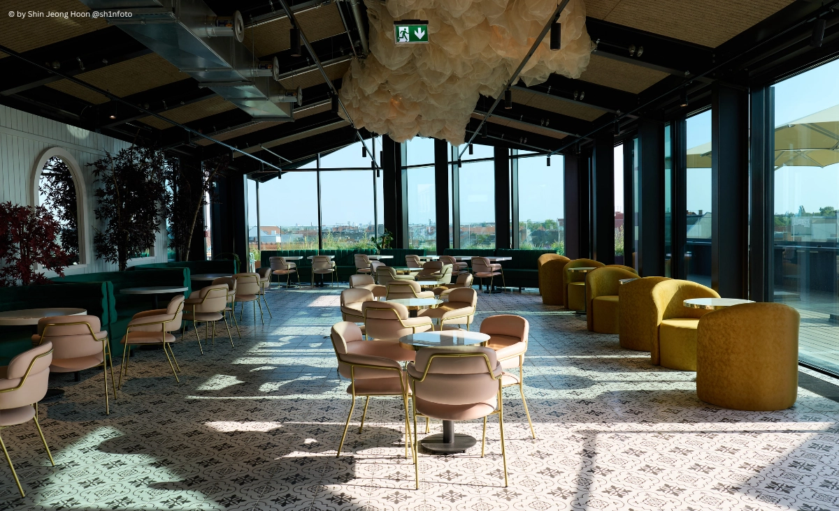 Innenansicht des Restaurants "The Dawn Berlin" mit gelben Möbeln, die eine freundliche Atmosphäre schaffen.