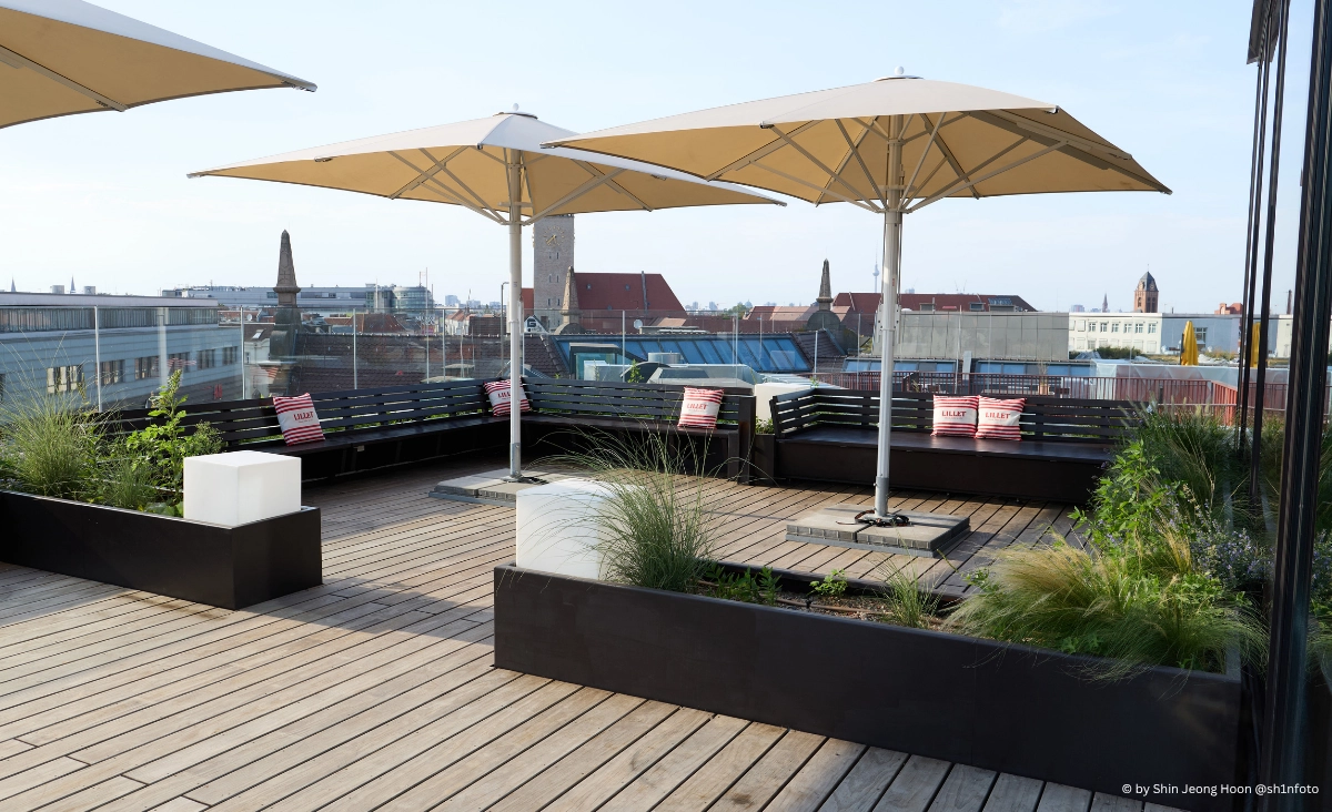 Die Terrasse des Restaurants "The Dawn Berlin", das eine positive und nette Atmosphäre vermittelt.