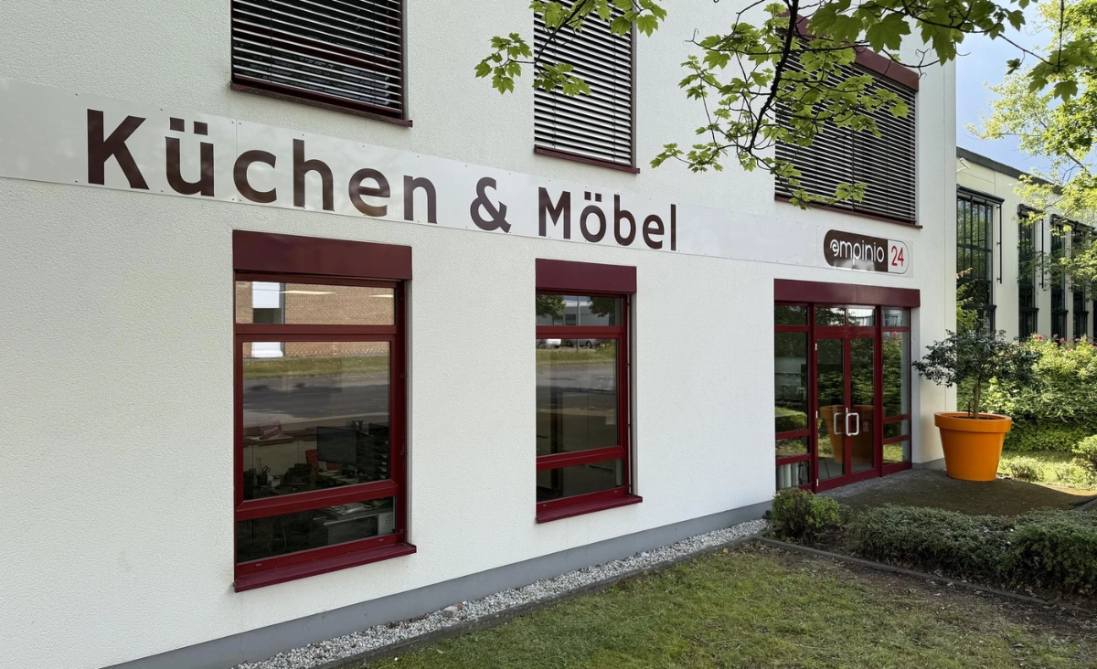 Küchenstudio Detmold Frontansicht mit Eingang.