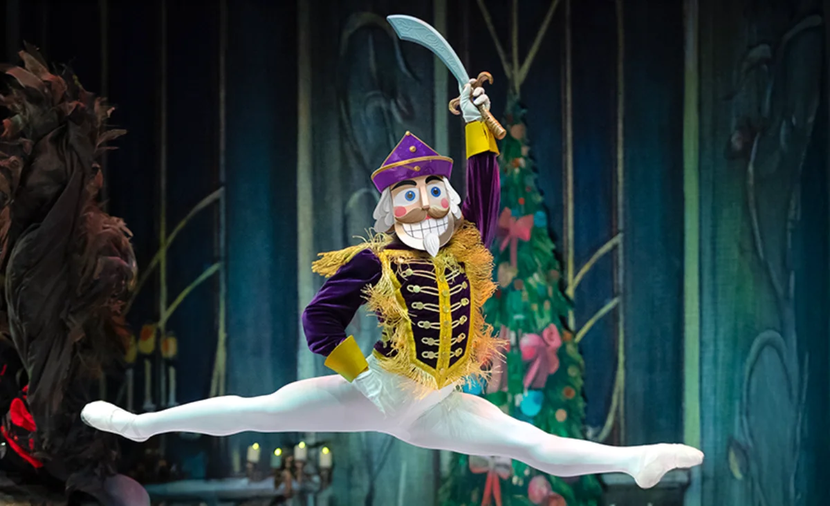 Ein Balletttänzer in festlichem Kostüm tanzt auf der Bühne während einer Aufführung von "Der Nussknacker".